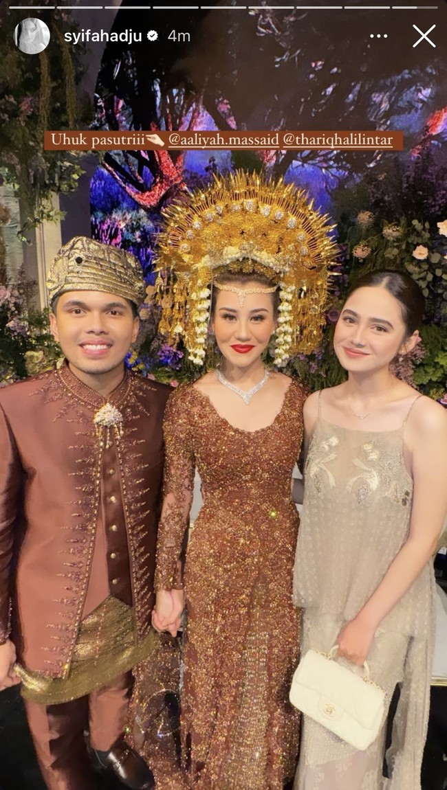 Sementara Syifa Hadju sendiri tampil cantik mempesona dalam balutan dress tali spaghetti berwarna coklat. Penampilannya juga terlihat natural dengan rambut yang dicepol dan riasan wajah minimalis. Foto: Instagram/@syifahadju