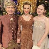 Sementara Syifa Hadju sendiri tampil cantik mempesona dalam balutan dress tali spaghetti berwarna coklat. Penampilannya juga terlihat natural dengan rambut yang dicepol dan riasan wajah minimalis. Foto: Instagram/@syifahadju