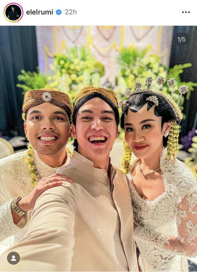 Berbeda dengan Syifa yang baru terlihat hadir di acara resepsi Thariq dan Aaliyah, El yang menjadi groomsman Thariq sudah hadir sejak acar ijab kabul Aaliyah dan Thariq. Di acara ijab kabul Aaliyah dan Thariq, El tampil mengenakan beskap dan blangkon yang merupakan seragam para groomsman. Foto: Instagram/@elelrumi