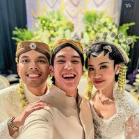 Berbeda dengan Syifa yang baru terlihat hadir di acara resepsi Thariq dan Aaliyah, El yang menjadi groomsman Thariq sudah hadir sejak acar ijab kabul Aaliyah dan Thariq. Di acara ijab kabul Aaliyah dan Thariq, El tampil mengenakan beskap dan blangkon yang merupakan seragam para groomsman. Foto: Instagram/@elelrumi