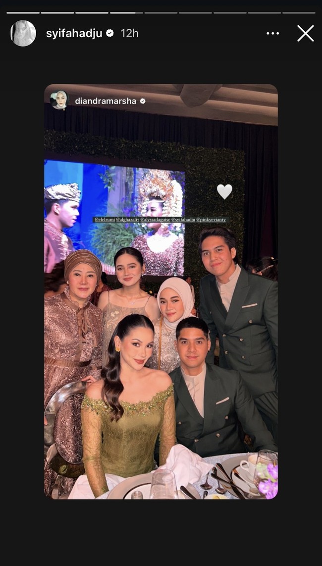Kebersamaan Syifa Hadju dan anak kedua musisi Maia Estianty, El Rumi, di acara pernikahan Aaliyah Massaid dan Thariq Halilintar tengah menjadi sorotan. Terlihat dekat, keduanya pun digosipkan memiliki hubungan spesial. Foto: Instagram/@syifahadju