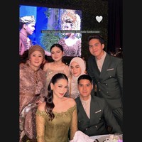 Kebersamaan Syifa Hadju dan anak kedua musisi Maia Estianty, El Rumi, di acara pernikahan Aaliyah Massaid dan Thariq Halilintar tengah menjadi sorotan. Terlihat dekat, keduanya pun digosipkan memiliki hubungan spesial. Foto: Instagram/@syifahadju