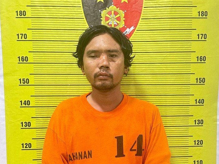 Tampang pelaku IG alias Lajur saat diamankan di kantor polisi.