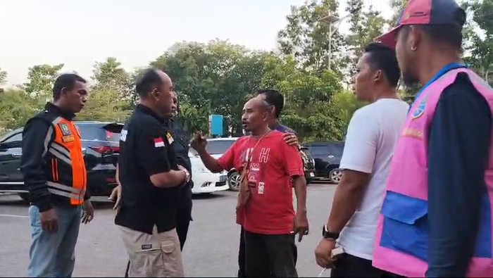 Tangkapan layar pria ngamuk di depan Kadishub Batam.