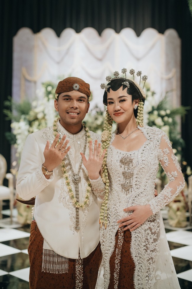 Pernikahan Thariq Halilintar dan Aaliyah Massaid yang berlangsung pada 26 Juli 2024 juga tak kalah menggemparkan publik. Tak membutuhkan waktu lama untuk berpacaran, keduanya mantap melanjutkan ke jenjang pernikahan. Foto: dok DND Wedding Organizer
