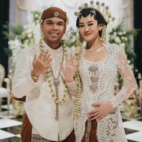 Pernikahan Thariq Halilintar dan Aaliyah Massaid yang berlangsung pada 26 Juli 2024 juga tak kalah menggemparkan publik. Tak membutuhkan waktu lama untuk berpacaran, keduanya mantap melanjutkan ke jenjang pernikahan. Foto: dok DND Wedding Organizer