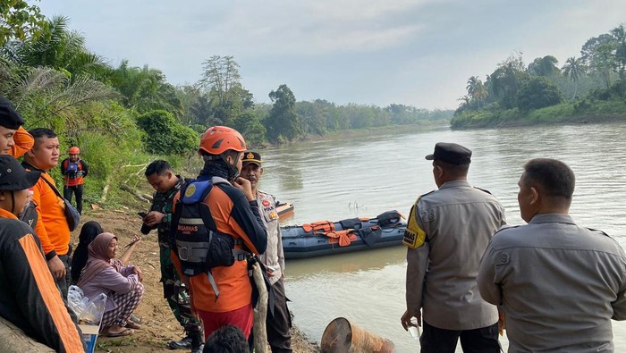 Tim SAR lakukan pencarian terhadap Andi, korban tenggelam di Sungai Batang Tebo, Bungo, Jambi