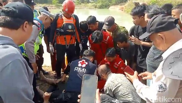Tim SAR melakukan pertolongan pertama kepada korban tenggelam