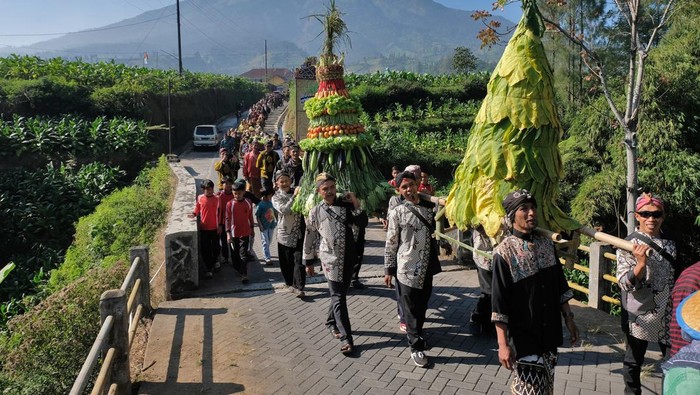 Tradisi Ruwat Rigen Tandai Mulainya Musim Panen Tembakau di Temanggung Sejumlah warga mengikuti kirab sambil mengusung gunungan saat tradisi Ruwat Rigen di lembah gunung Sindoro - Sumbing Desa Kledung, Temanggung, Jawa Tengah, Sabtu (27/7/2024). Tradisi Ruwat Rigen (tempat menjemur tembakau) sebagai pertanda dimulainya musim panen tembakau tersebut diikuti sedikitnya tiga ribu petani tembakau sebagai wujud permohonon kepada Tuhan YME agar diberi kesuksesan dan kelancaran dalam mengolah sampai menjual tembakau. ANTARA FOTO/Anis Efizudin/nz