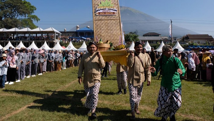 Tradisi Ruwat Rigen Tandai Mulainya Musim Panen Tembakau di Temanggung Sejumlah warga mengikuti kirab sambil mengusung gunungan saat tradisi Ruwat Rigen di lembah gunung Sindoro - Sumbing Desa Kledung, Temanggung, Jawa Tengah, Sabtu (27/7/2024). Tradisi Ruwat Rigen (tempat menjemur tembakau) sebagai pertanda dimulainya musim panen tembakau tersebut diikuti sedikitnya tiga ribu petani tembakau sebagai wujud permohonon kepada Tuhan YME agar diberi kesuksesan dan kelancaran dalam mengolah sampai menjual tembakau. ANTARA FOTO/Anis Efizudin/nz