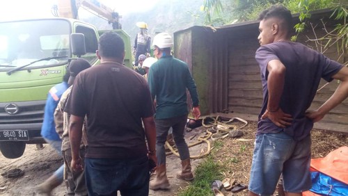 Truk terbalik di Ende, NTT, menewaskan ibu dan anak, Jumat (26/7/2024).
