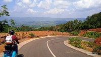 Kondisi jalan di Jalur Salem yang berliku, banyak turunan dan tanjakan curam.