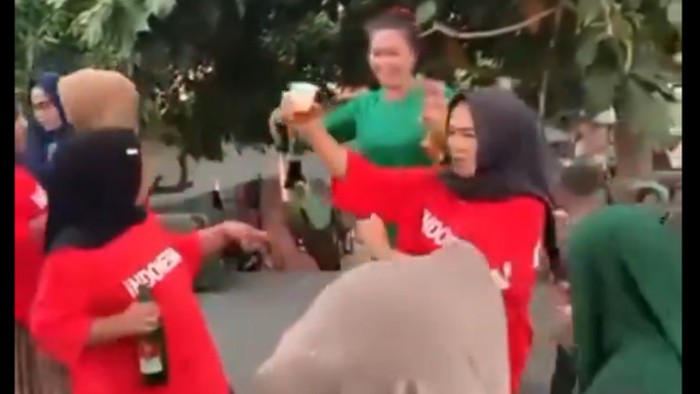 Viral di media sosial sekumpulan ibu-ibu berjoget sambil menenggak minuman keras di Jeneponto, Sulawesi Selatan. Yang lebih miris lagi, aksi itu jadi tontonan anak-anak di bawah umur.