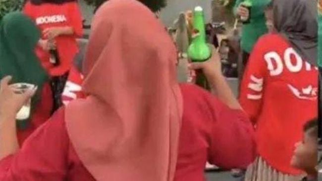 Viral ibu-ibu di Jeneponto minum miras sambil joget.