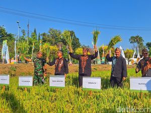 Kala Wamentan Sudaryono Panen Padi-Jagung di Soreang Bandung