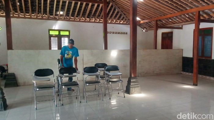 Warga Kemalang, Klaten, menyiapkan beberapa rumah untuk sekolah jarak jauh, Sabtu (27/7/2024).