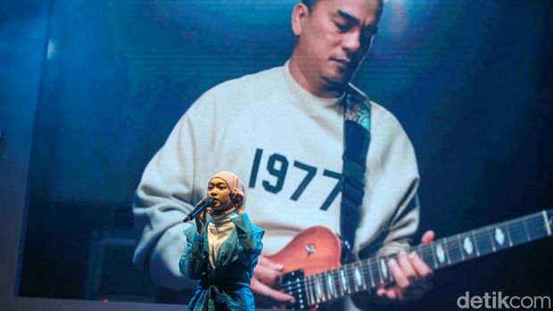 Zara Leola Tampil di Emeron Hijab Hunt 2024 Jabodetabek Zara Leola tampil di audisi Emeron Hijab Hunt 2024 Jabodetabek di Bekasi, Sabtu (27/7/2024). Anak sulung dari Enda yang merupakan gitaris grup musik Ungu ini membawakan lagu berjudul Move It, No to Bully, Wake Up, hingga Thank You.