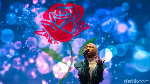 Zara Leola Tampil di Emeron Hijab Hunt 2024 Jabodetabek Zara Leola tampil di audisi Emeron Hijab Hunt 2024 Jabodetabek di Bekasi, Sabtu (27/7/2024). Anak sulung dari Enda yang merupakan gitaris grup musik Ungu ini membawakan lagu berjudul Move It, No to Bully, Wake Up, hingga Thank You.