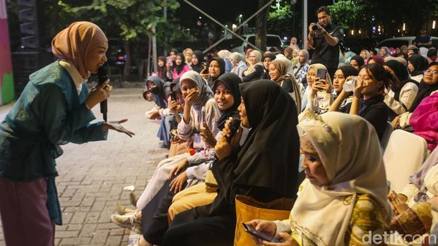 Zara Leola Tampil di Emeron Hijab Hunt 2024 Jabodetabek Zara Leola tampil di audisi Emeron Hijab Hunt 2024 Jabodetabek di Bekasi, Sabtu (27/7/2024). Anak sulung dari Enda yang merupakan gitaris grup musik Ungu ini membawakan lagu berjudul Move It, No to Bully, Wake Up, hingga Thank You.