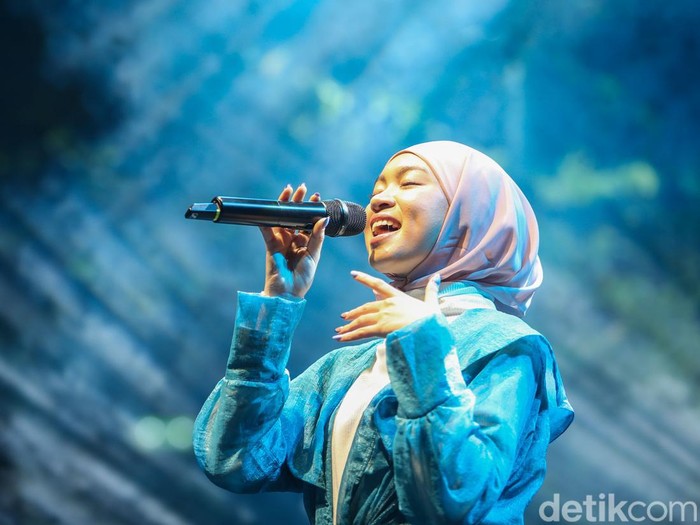 Zara Leola tampil di audisi Emeron Hijab Hunt 2024 Jabodetabek di Bekasi, Sabtu (27/7/2024). Anak sulung dari Enda yang merupakan gitaris grup musik Ungu ini membawakan lagu berjudul Move It, No to Bully, Wake Up, hingga Thank You.