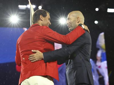 Foto Operan Zinedine Zidane ke Rafael Nadal