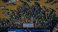 Festival bertajuk Pesona Susur Sungai Urang Banjar itu diikuti sekitar 500 pedagang pasar terapung.