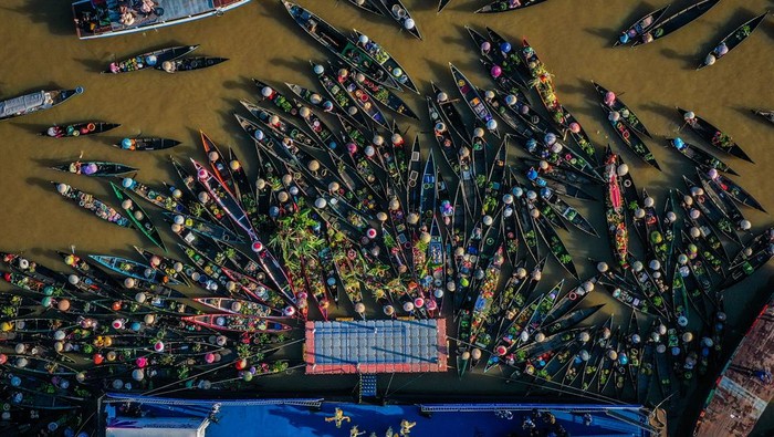 500 Pedagang Kumpul Bareng di Festival Pasar Apung Lok Baintan Foto udara suasana pedagang menjajakan dagangan dari atas perahu saat Festival Pasar Terapung Lok Baintan 2024 di Sungai Martapura, Kecamatan Sungai Tabuk, Kabupaten Banjar, Kalimantan Selatan, Minggu (28/7/2024). Festival bertajuk Pesona Susur Sungai Urang Banjar yang diikuti sekitar 500 pedagang pasar terapung itu bertujuan melestarikan budaya dan kultur masyarakat pesisir Sungai Martapura. ANTARA FOTO/Bayu Pratama S/YU