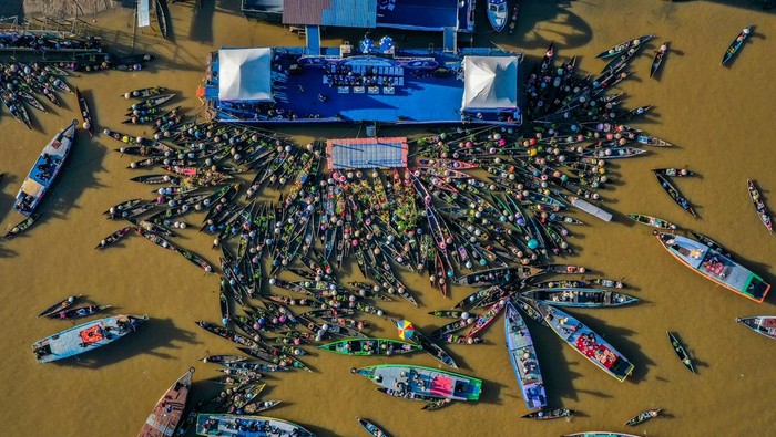 500 Pedagang Kumpul Bareng di Festival Pasar Apung Lok Baintan Foto udara suasana pedagang menjajakan dagangan dari atas perahu saat Festival Pasar Terapung Lok Baintan 2024 di Sungai Martapura, Kecamatan Sungai Tabuk, Kabupaten Banjar, Kalimantan Selatan, Minggu (28/7/2024). Festival bertajuk Pesona Susur Sungai Urang Banjar yang diikuti sekitar 500 pedagang pasar terapung itu bertujuan melestarikan budaya dan kultur masyarakat pesisir Sungai Martapura. ANTARA FOTO/Bayu Pratama S/YU