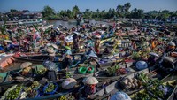 Sejumlah pedagang berada di atas perahu saat Festival Pasar Terapung Lok Baintan 2024 di Sungai Martapura, Kecamatan Sungai Tabuk, Kabupaten Banjar, Kalimantan Selatan, Minggu (28/7/2024). 
