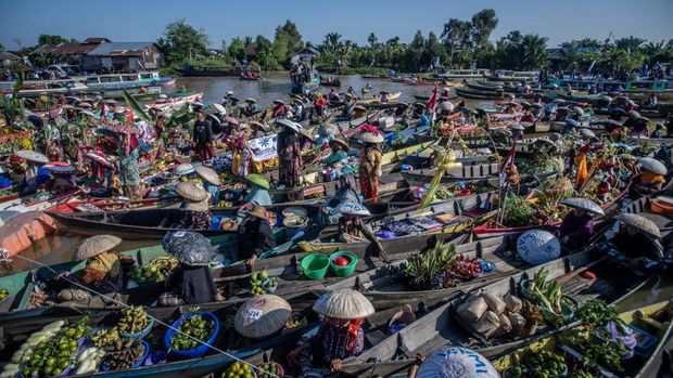500 Pedagang Kumpul Bareng di Festival Pasar Apung Lok Baintan Foto udara suasana pedagang menjajakan dagangan dari atasar, Kalimantan Selatan, Minggu (28/7/2024). Festival bertajuk Pesona Susur Sungai Urang Banjar yang diiku perahu saat Festival Pasar Terapung Lok Baintan 2024 di Sungai Martapura, Kecamatan Sungai Tabuk, Kabupaten Banjar, Kalimantan Selatan, Minggu (28/7/2024). Festival bertajuk Pesona Susur Sungai Urang Banjar yang diikuti sekitar 500 pedagang pasar terapung itu bertujuan melestarikan budaya dan kultur masyarakat pesisir Sungai Martapura. ANTARA FOTO/Bayu Pratama S/YU