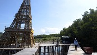 Di tengah kebun mangrove itu didirikan Tower Mangrove yang bentuknya menyerupai Menara Eiffel di Paris.