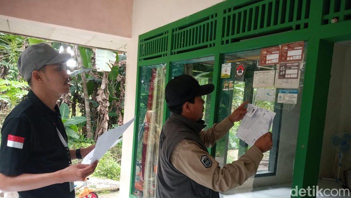 Anggota Bawaslu Kota Tasikmalaya saat melakukan uji petik proses Coklit data pemilih Pilkada.