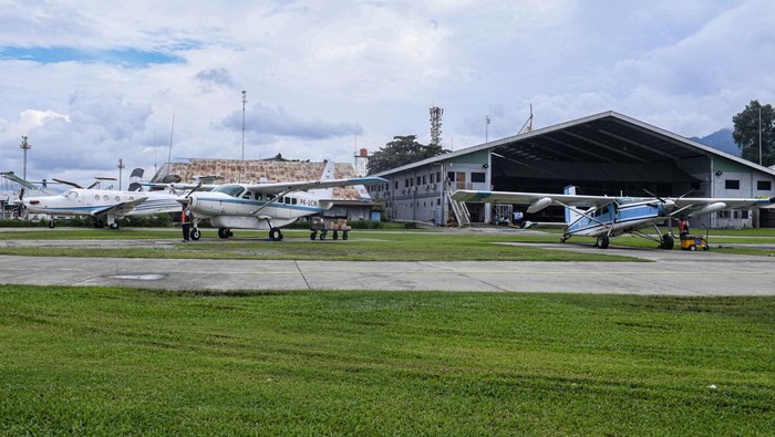 Petugas memasukkan logistik ke dalam pesawat perintis di Bandara Sentani, Jayapura, Papua, Selasa (23/7/2024). Dirjen Perhubungan Udara bekerja sama dengan Badan Usaha Angkutan Udara (BUAU) menghadirkan kembali program Angkutan Udara Perintis sebagai bentuk perwujudan visi pemerintah Indonesia, yaitu menghadirkan negara di seluruh wilayah Negara Kesatuan Republik Indonesia sehingga manfaatnya dapat dirasakan oleh masyarakat khususnya di wilayah 3TP (Terpencil, Terdepan, Tertinggal, dan Perbatasan). ANTARA FOTO/Muhammad Adimaja/rwa.