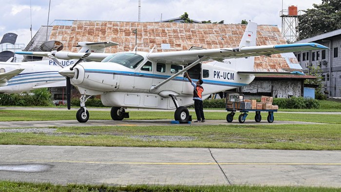 Petugas memasukkan logistik ke dalam pesawat perintis di Bandara Sentani, Jayapura, Papua, Selasa (23/7/2024). Dirjen Perhubungan Udara bekerja sama dengan Badan Usaha Angkutan Udara (BUAU) menghadirkan kembali program Angkutan Udara Perintis sebagai bentuk perwujudan visi pemerintah Indonesia, yaitu menghadirkan negara di seluruh wilayah Negara Kesatuan Republik Indonesia sehingga manfaatnya dapat dirasakan oleh masyarakat khususnya di wilayah 3TP (Terpencil, Terdepan, Tertinggal, dan Perbatasan). ANTARA FOTO/Muhammad Adimaja/rwa.