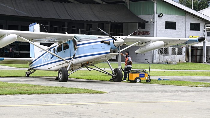 Angkutan Udara Perintis Kembali Hadir di Wilayah 3 T Petugas memasukkan logistik ke dalam pesawat perintis di Bandara Sentani, Jayapura, Papua, Selasa (23/7/2024). Dirjen Perhubungan Udara bekerja sama dengan Badan Usaha Angkutan Udara (BUAU) menghadirkan kembali program Angkutan Udara Perintis sebagai bentuk perwujudan visi pemerintah Indonesia, yaitu menghadirkan negara di seluruh wilayah Negara Kesatuan Republik Indonesia sehingga manfaatnya dapat dirasakan oleh masyarakat khususnya di wilayah 3TP (Terpencil, Terdepan, Tertinggal, dan Perbatasan). ANTARA FOTO/Muhammad Adimaja/rwa.
