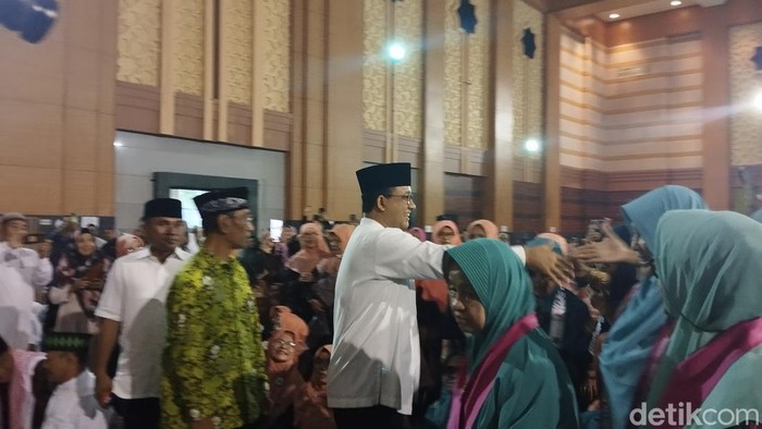 Anies Baswedan sambangi Jakarta Islamic Center, Jakarta Utara, Minggu (28/7/2024). (Fawdi/detikcom)