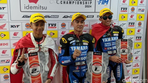 Tiga rider Indonesia berhasil naik podium pada kelas AP250 cc pada ajang ARRC 2024 di Sirkuit Mandalika, Minggu (28/7/2024). Foto: (Ahmad Viqi/detikBali).