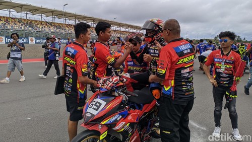 Rider asal Mataram, Aldiaz Aqsal Ismaya, saat akan memulai balapan, Minggu (28/7/2024). Foto: (Ahmad Viqi/detikBali).
