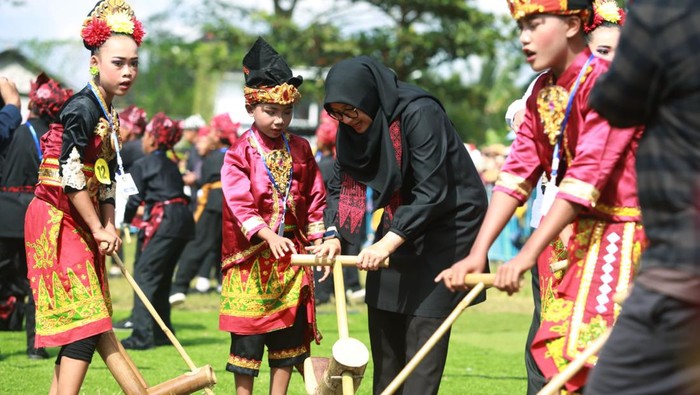 Bupati Banyuwangi bermain permainan tradisional bersama anak-anak.