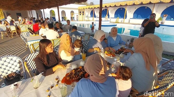 Crab 1818 Majalengka, tempat makan ala Santorini, Yunani.