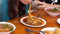 Olivia pernah berkolaborasi bersama Gerry Girianza dan Bella Tanesia untuk kulineran bareng. Mie yang populer di Yogykarta disambanginya. Foto: Instagram/sumargodenny & Instagram/oliviasumargo