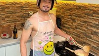 Aksi kocaknya sering ditampilkan di rumah. Memasak dengan helm menjadi caranya untuk terhindari cipratan minyak panas. Foto: Instagram/sumargodenny & Instagram/oliviasumargo