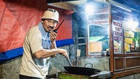Menjadi seorang aktor juga membuat Denny SUmargo pandai berakting. Termasuk ketika dirinya berpura-pura menjadi intel yang menyamar sebagai penjual nasi goreng. Foto: Instagram/sumargodenny & Instagram/oliviasumargo