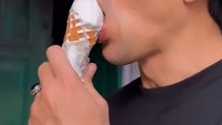 Menjadi sosok artis papan atas tidak membuat Denny Sumargo berhenti jajan di kaki lima. Kedai sederhana penjual es krim disambanginya demi mendapat camilan manis. Foto: Instagram/sumargodenny & Instagram/oliviasumargo