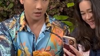 Keduanya juga sesekali menunjukkan kekompakannya dengan berebut makanan. Apalagi jika berbicara tentang nugget ayam yang menjadi favorit mereka. Foto: Instagram/sumargodenny & Instagram/oliviasumargo