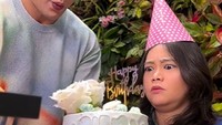 Kebersamaan Denny Sumargo dan Olivia Allan dipenuhi romansa hingga gelak tawa. Cara Denny memberikan kue ulang tahun untuk istrinya benar-benar tak biasa. Foto: Instagram/sumargodenny & Instagram/oliviasumargo