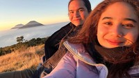Dul dan Tissa selain menikmati keindahan Gunung Prau, ternyata mereka mendaki juga dalam rangka merayakan ultang tahun Tissa yang ke-22. Selamat ulang tahun ya Tissa!
