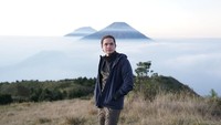 Dul Jaelani mengabadikan momennya saat mendaki Gunung Prau. Gunung Prau merupaakn salah satu gunung yang berada di Wonosobo, Jawa Tengah. 