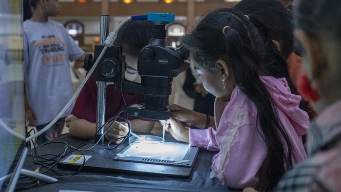Edukasi bahaya plastik sekali pakai pada anak di Surabaya.