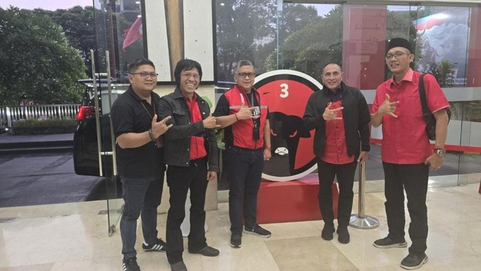 Edy Rahmayadi bersama Hasto-Adian berfoto pose salam 3 jari. (Dok. Istimewa)